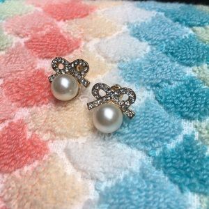🔴3 for $10 Pearl and diamond bow earrings